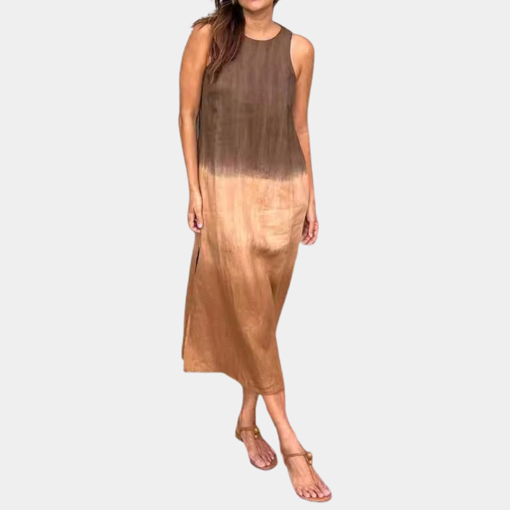 Vrouw in mouwloze, bruine ombre maxi-jurk, casual zomeroutfit, modetrend, comfortabele dameskleding, stijlvolle sandalen.