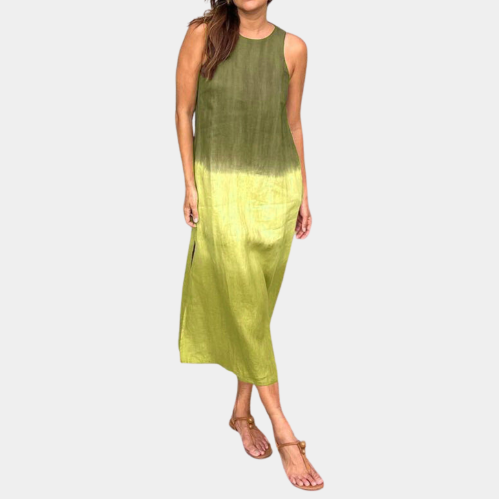 Vrouw in groene ombre maxi-jurk, mouwloos, met sandalen. Zomerse mode, casual stijl, comfortabele linnen stof. Perfect voor warme dagen.