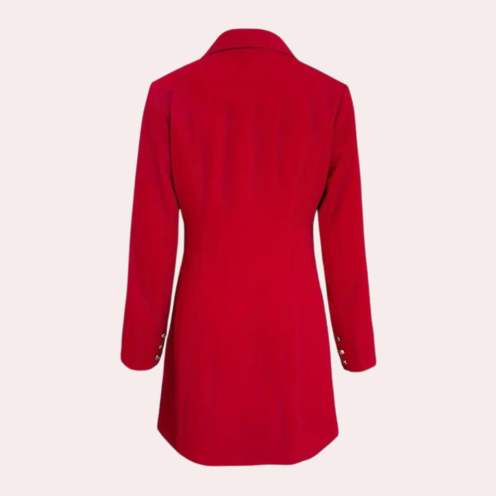 Rode damesjas met lange mouwen, knopen op de manchetten en een klassieke kraag. Elegante wintermode, stijlvolle rode jas voor dames.