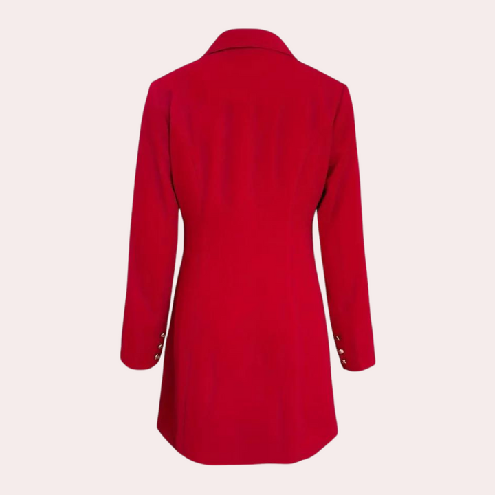 Rode damesjas met lange mouwen, knopen op de manchetten en een klassieke kraag. Elegante wintermode, stijlvolle rode jas voor dames.