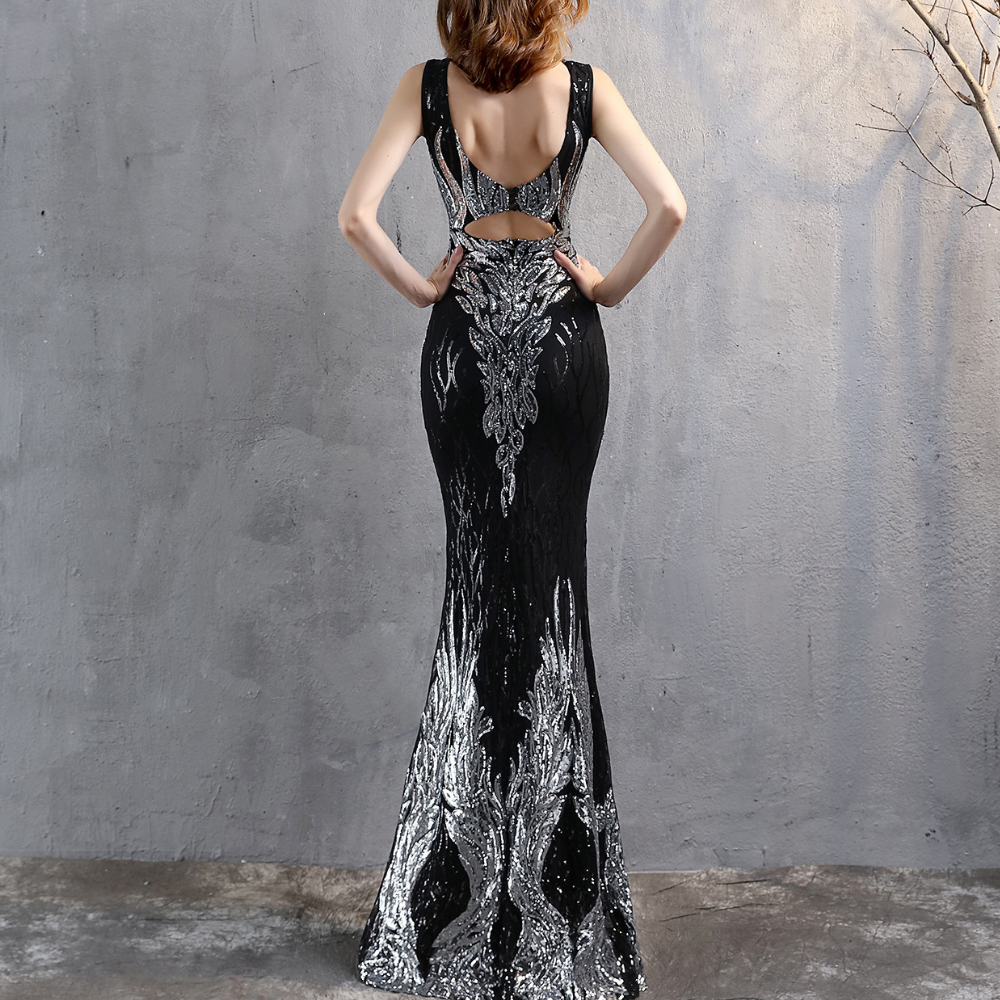 Zwarte avondjurk met zilveren pailletten, mouwloos ontwerp, open rug, vloerlengte, elegante avondkleding, perfect voor gala's en speciale gelegenheden.