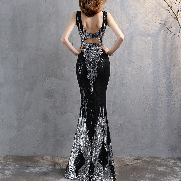 Zwarte avondjurk met zilveren pailletten, mouwloos ontwerp, open rug, vloerlengte, elegante avondkleding, perfect voor gala's en speciale gelegenheden.