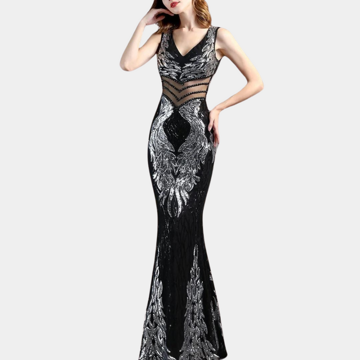 Zwarte avondjurk met zilveren details, mouwloos ontwerp, V-hals en elegante patronen. Perfect voor gala's en formele evenementen.