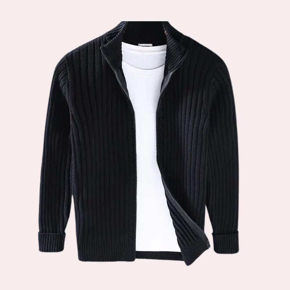 Zwarte geribbelde heren cardigan met rits, gedragen over een wit T-shirt. Stijlvolle en veelzijdige herenkleding voor casual en formele gelegenheden.
