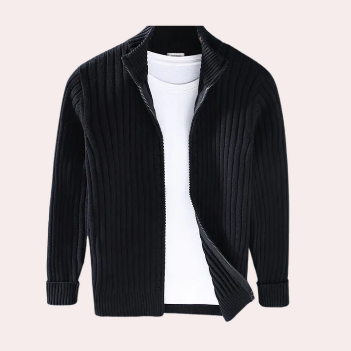 Zwarte geribbelde heren cardigan met rits, gedragen over een wit T-shirt. Stijlvolle en veelzijdige herenkleding voor casual en formele gelegenheden.