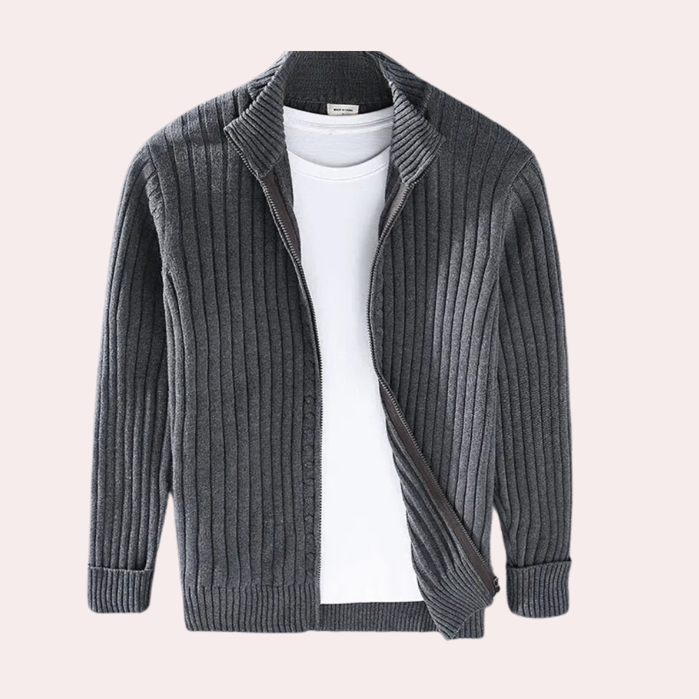 Grijze geribbelde heren cardigan met ritssluiting, gedragen over een witte T-shirt. Stijlvolle en comfortabele herenkleding voor casual outfits.