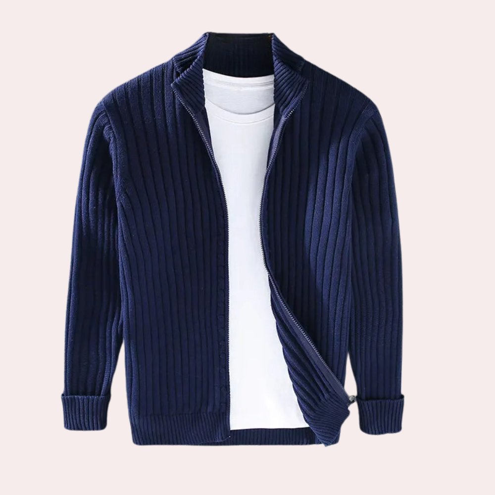 Donkerblauw geribd vest met rits, herenmode, casual stijl, over wit T-shirt. Perfect voor herfst- en winterseizoenen.