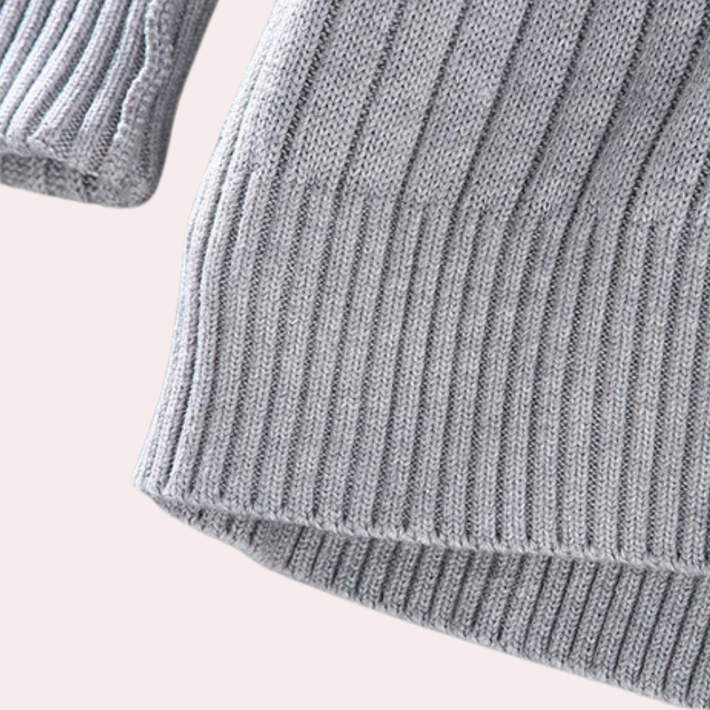 Lichtgrijze gebreide trui met ribbelpatroon, lange mouwen en zachte textuur. Perfect voor herfst- en wintermode. Comfortabele en stijlvolle kleding.
