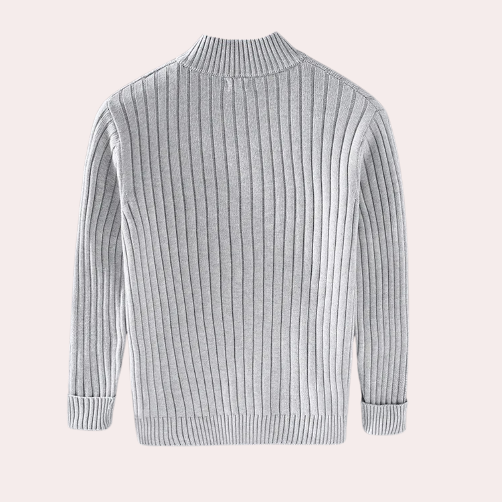 Lichtgrijze geribbelde trui voor heren, achteraanzicht. Stijlvolle en warme herentrui, perfect voor casual en formele gelegenheden.