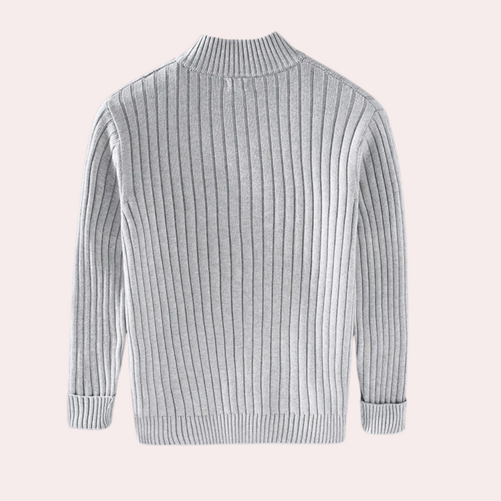 Lichtgrijze geribbelde trui voor heren, achteraanzicht. Stijlvolle en warme herentrui, perfect voor casual en formele gelegenheden.