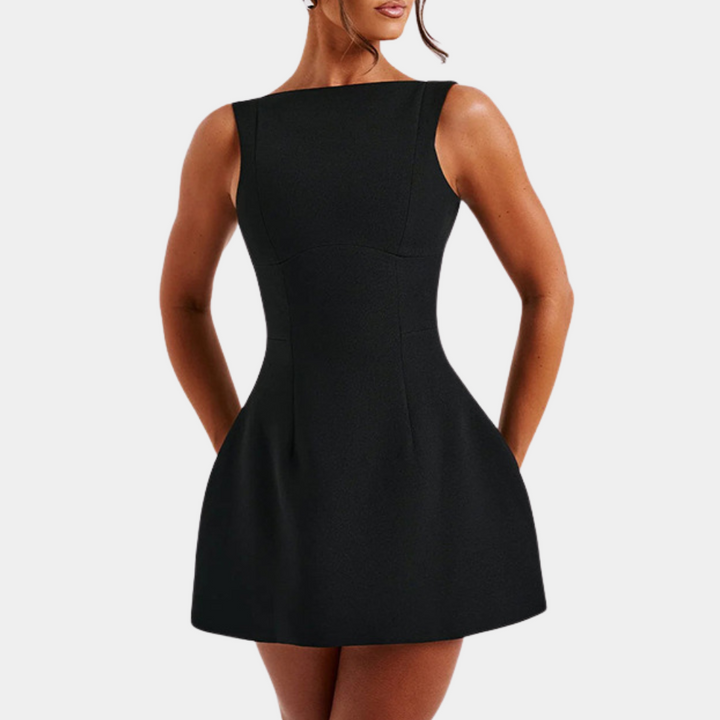 Zwarte cocktailjurk met boothals en mouwloos ontwerp, perfect voor avondfeesten. Elegante en tijdloze stijl voor damesmode.