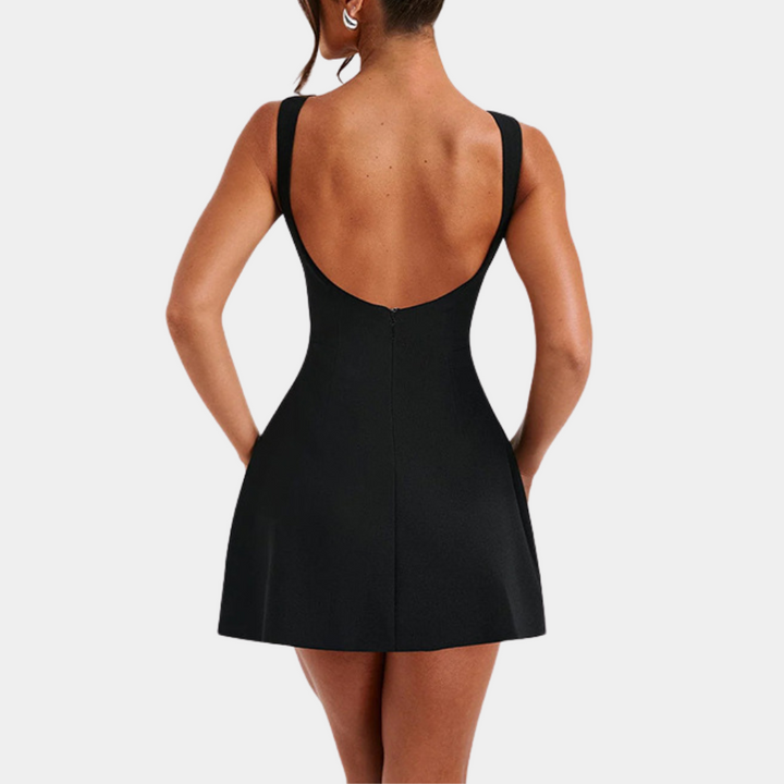 Zwarte cocktailjurk met lage rug, mouwloos ontwerp, elegante avondkleding, perfect voor feestjes en speciale gelegenheden.