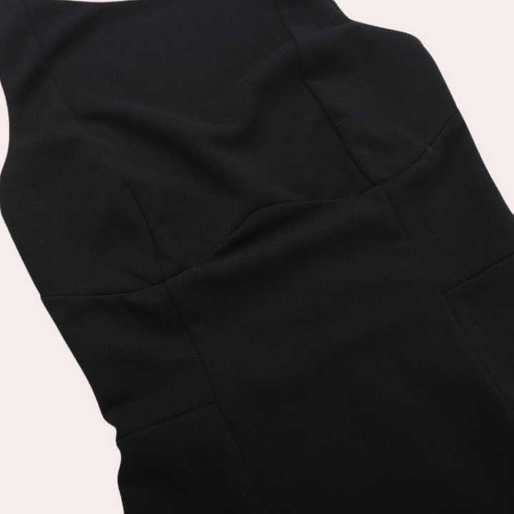 Zwarte mouwloze jurk, elegante damesmode, close-up van stof en ontwerp, geschikt voor avondkleding en formele gelegenheden.