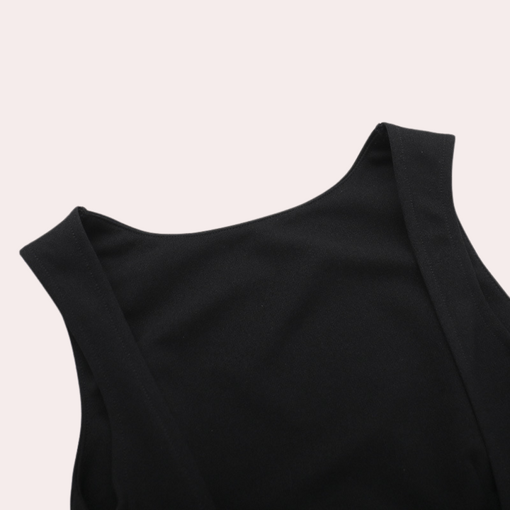 Zwarte mouwloze top met ronde hals, gemaakt van zachte stof. Ideaal voor casual en formele gelegenheden. Tijdloze en veelzijdige kledingstijl.