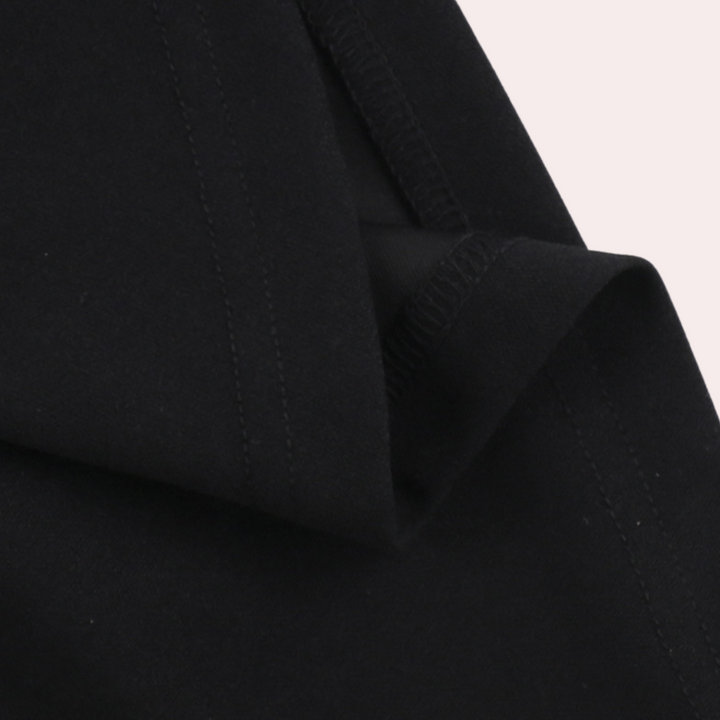 Zwarte katoenen stof close-up, naad en textuur zichtbaar. Ideaal voor kleding, modeontwerp, hoogwaardige textielmaterialen.