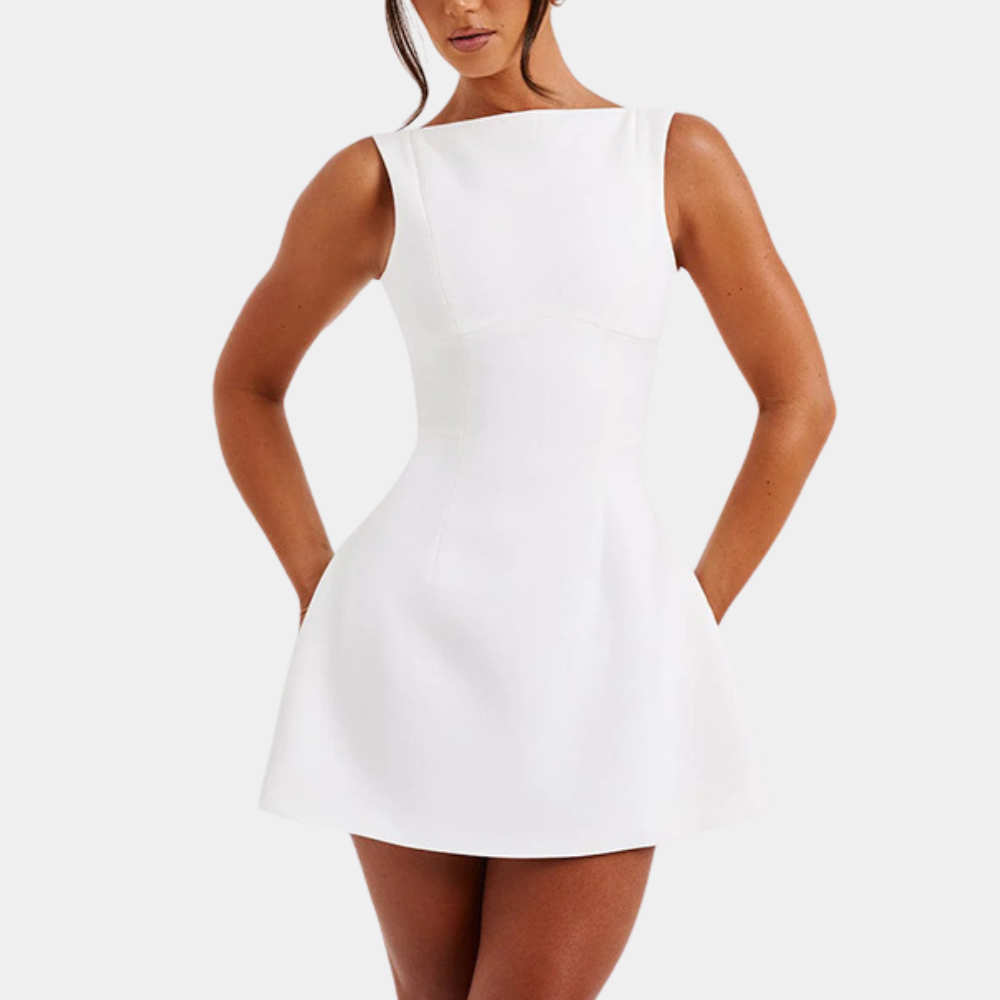 Witte mouwloze jurk met A-lijn silhouet, elegante uitstraling, perfect voor zomerse gelegenheden. Trendy damesmode, minimalistisch design.
