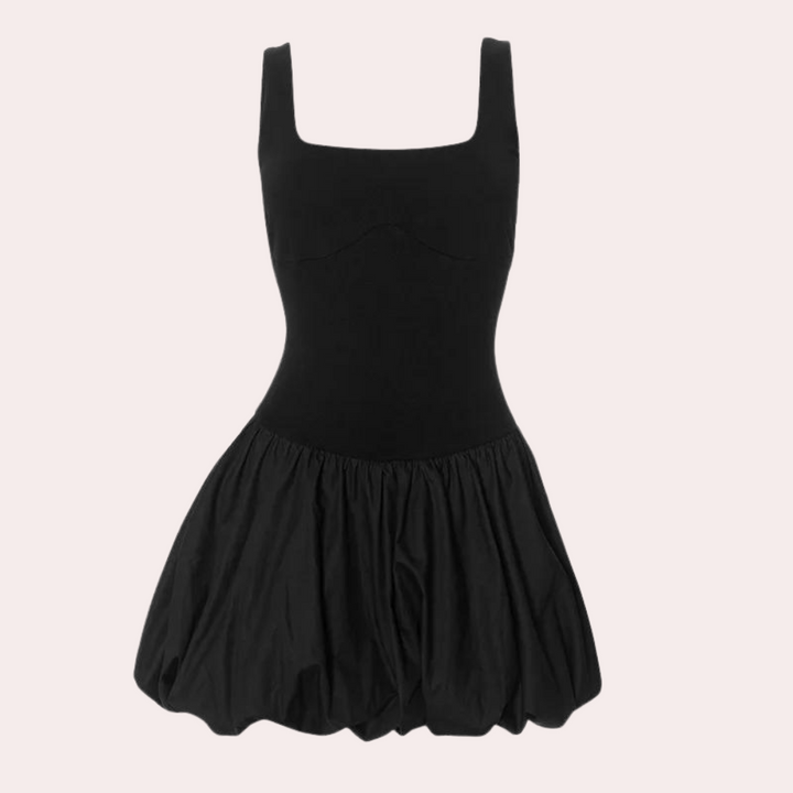 Zwarte jurk met vierkante halslijn en geplooide rok, perfect voor avondkleding. Elegante damesmode, geschikt voor feestelijke gelegenheden.
