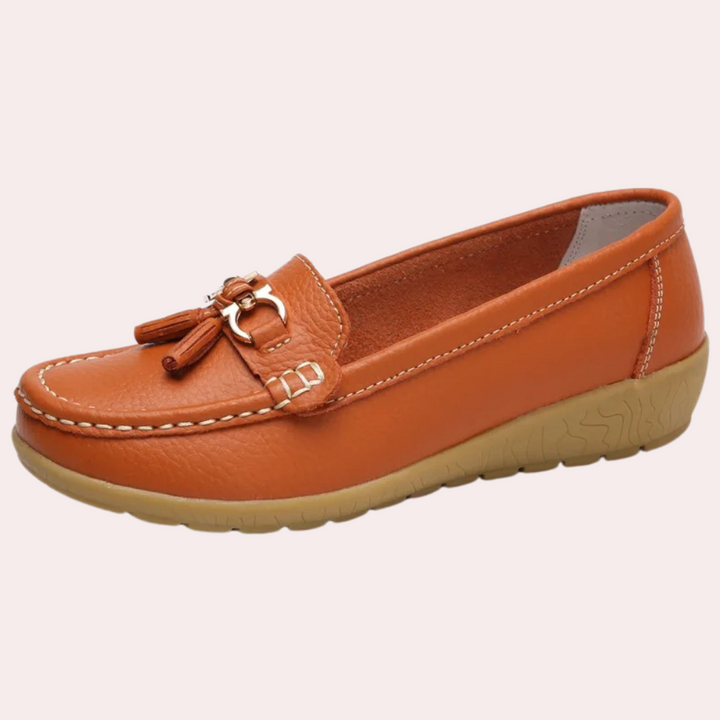 Oranje leren mocassin met kwastjes en metalen details, comfortabele rubberen zool, damesmode, casual schoenen, stijlvol en duurzaam ontwerp.