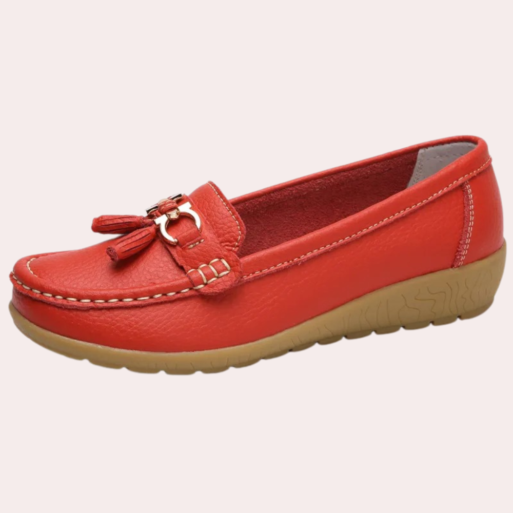 Rode leren mocassin voor dames met decoratieve kwastjes en comfortabele rubberen zool. Stijlvolle en duurzame schoenen voor dagelijks gebruik.