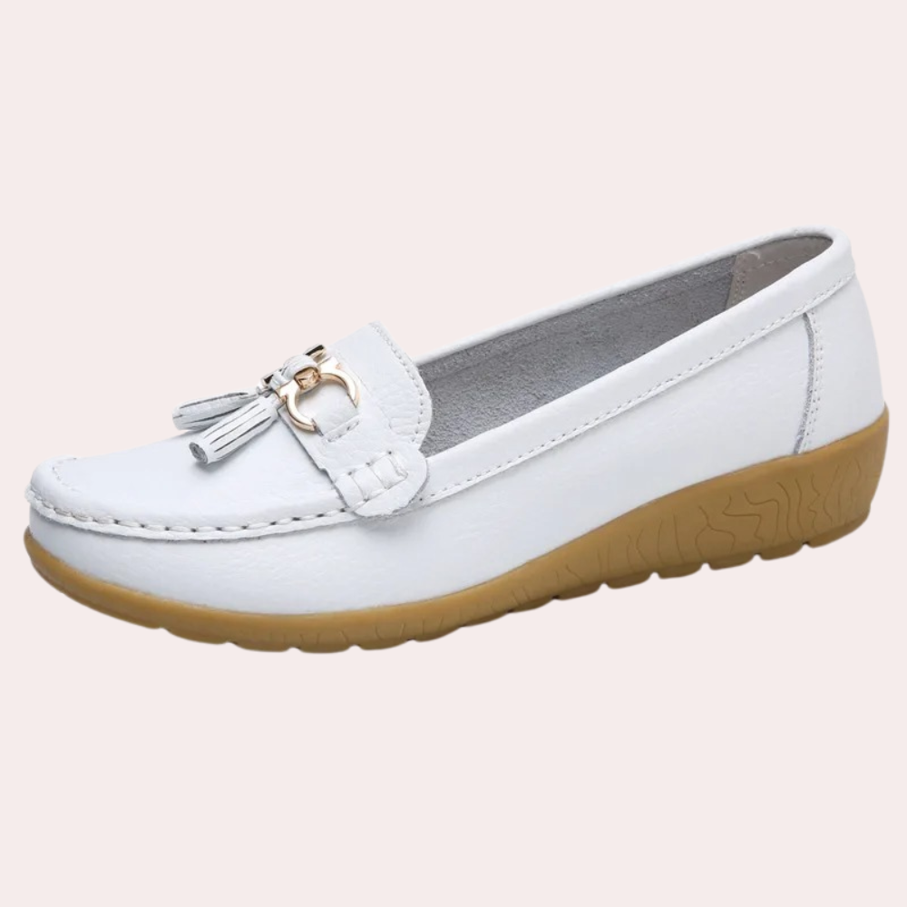 Witte leren mocassin met kwastjes en gouden gesp, comfortabele rubberen zool, damesmode, casual schoenen, stijlvol en veelzijdig ontwerp.