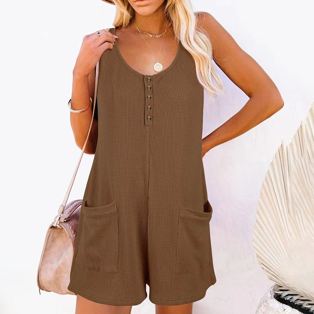 Bruine dames playsuit met knoopsluiting, mouwloos ontwerp en zakken. Perfect voor zomerse casual outfits. Comfortabele en stijlvolle mode.