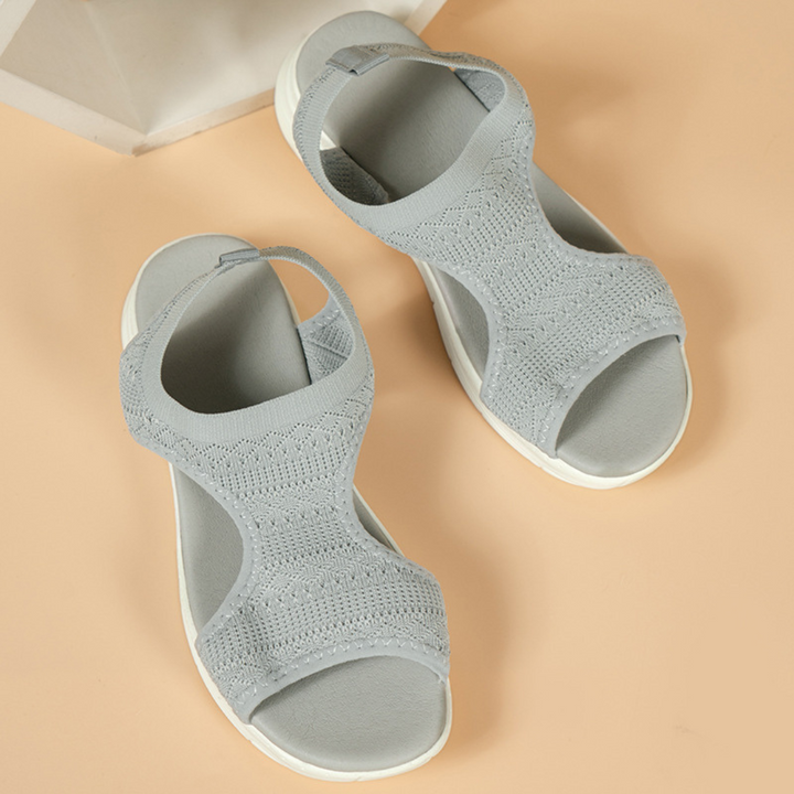 Grijze dames sandalen met gebreide bovenkant en comfortabele zool, perfect voor zomerse casual outfits. Trendy en stijlvol schoeisel.