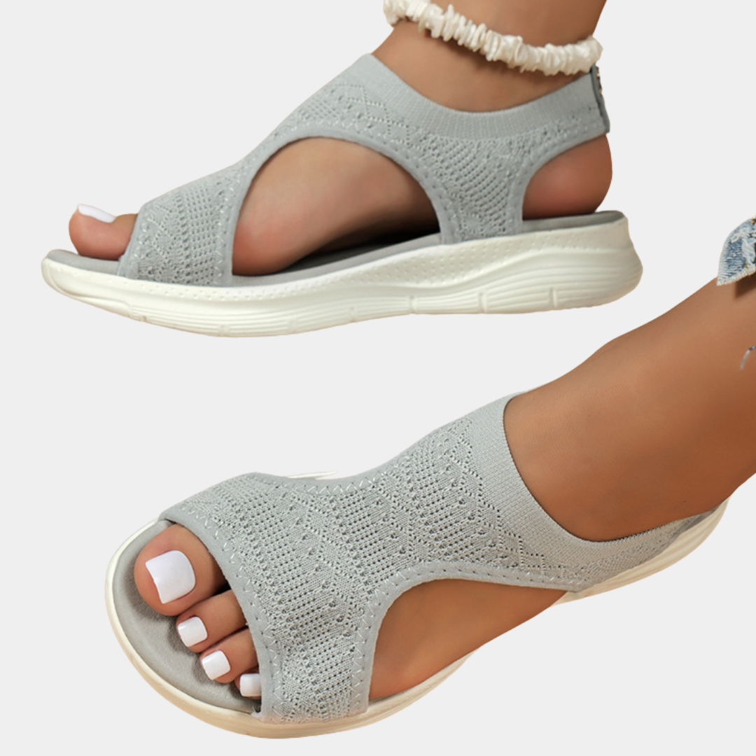 Grijze dames sandalen met open teen en gebreid bovenwerk, comfortabele witte zool. Perfect voor zomerse outfits en casual stijl.