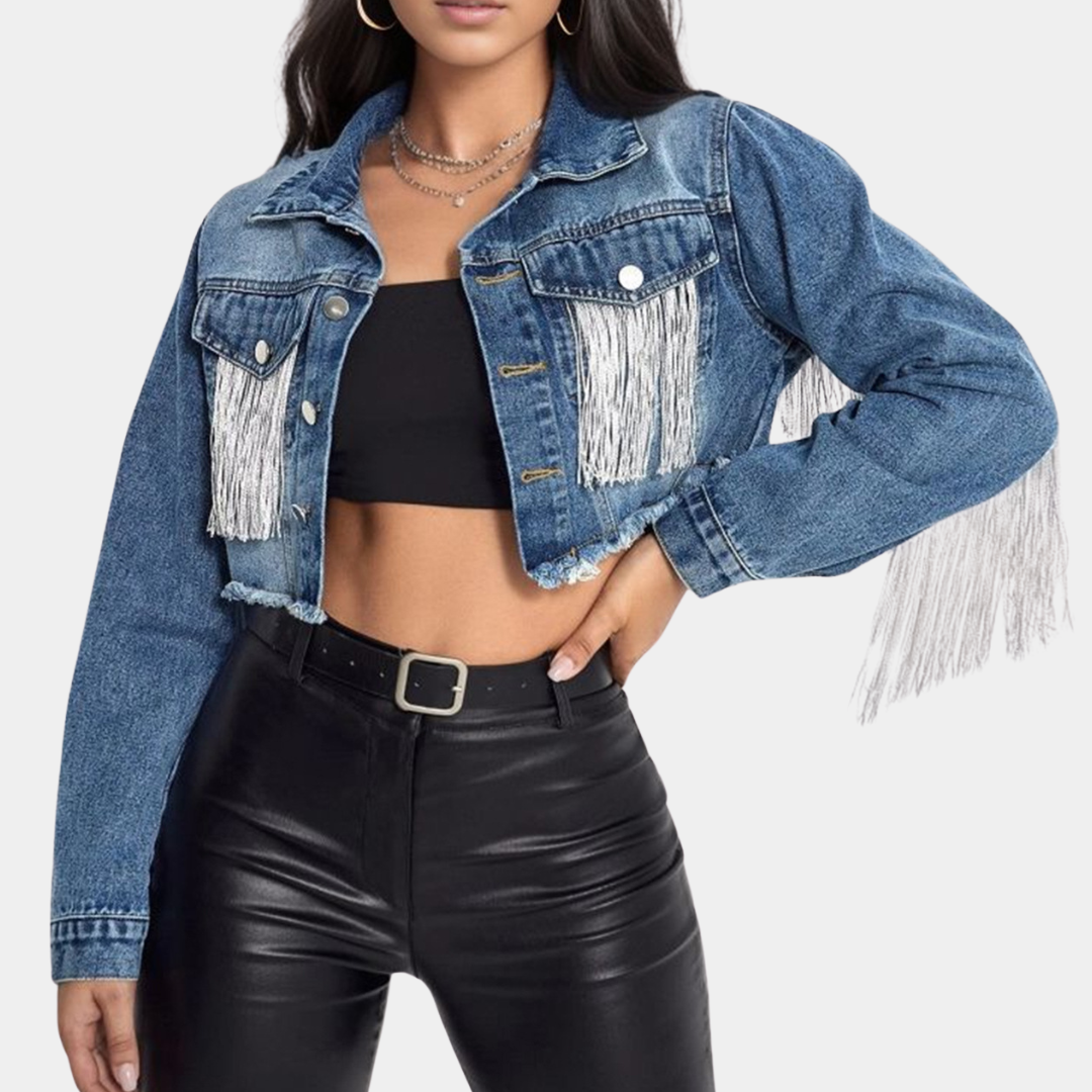 Vrouw in trendy donkerblauw denim jasje met franjes, zwarte crop top en leren broek. Modieuze dameskleding, casual stijl, streetwear.