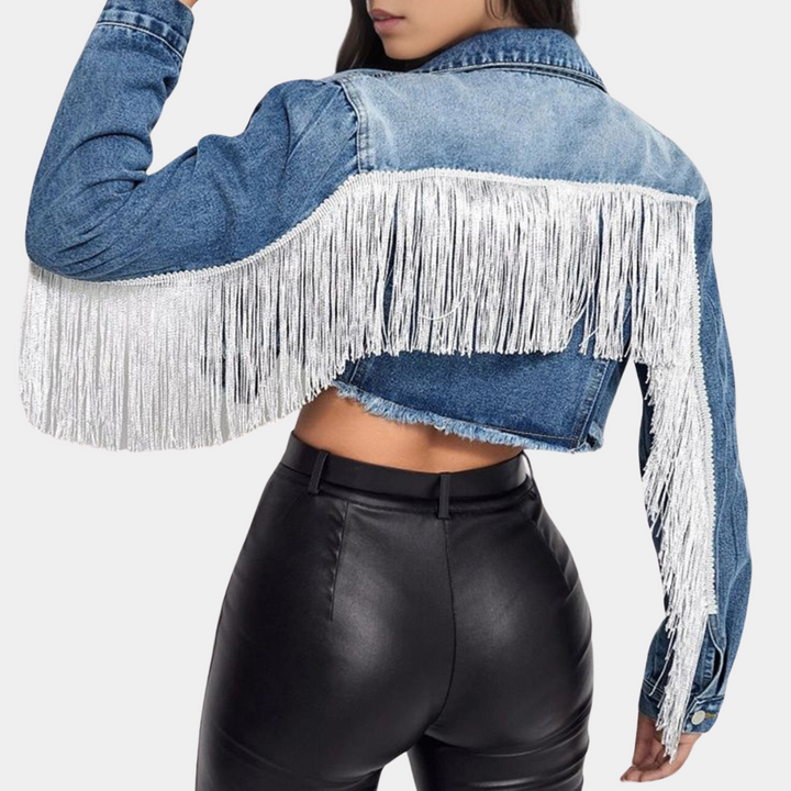 Spijkerjack met franjes, donkerblauw, damesmode, trendy denim jas, leren broek, stijlvolle kleding, modieuze outfit, casual chic look.