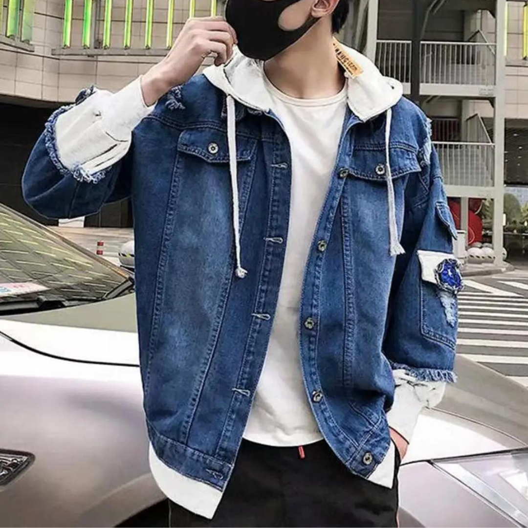 Man in blauwe denim jas met capuchon en witte trui, straatmode, casual kleding, trendy outfit, stedelijke achtergrond, modeaccessoires.