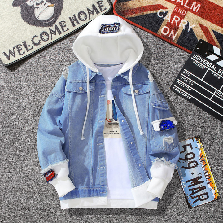 Lichtblauw spijkerjack met capuchon, gescheurde details en patches, trendy streetwear, herenmode, casual stijl, denim jas.