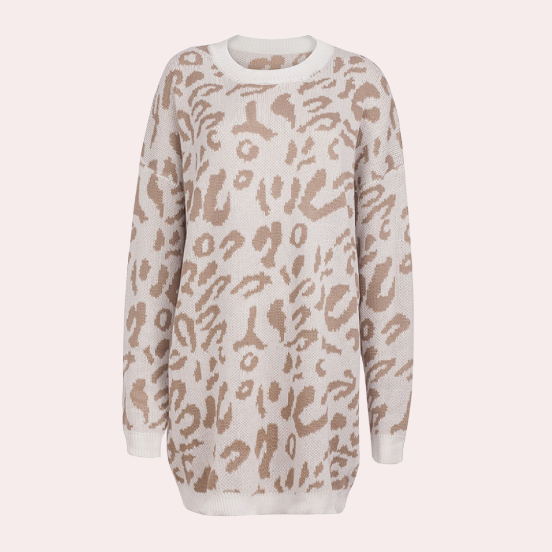 Witte oversized trui met beige luipaardprint, lange mouwen en ronde hals. Modieuze dameskleding, perfect voor casual en trendy outfits.