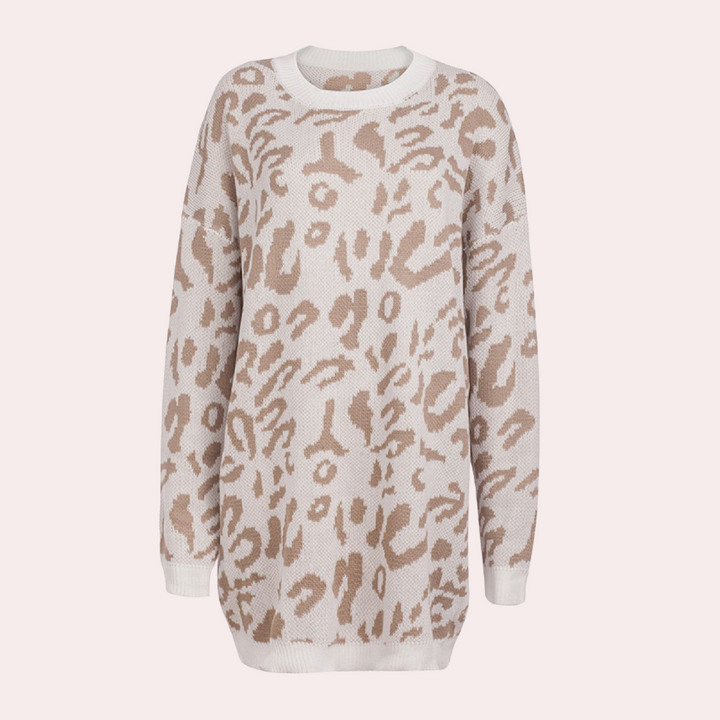 Witte oversized trui met beige luipaardprint, lange mouwen en ronde hals. Modieuze dameskleding, perfect voor casual en trendy outfits.