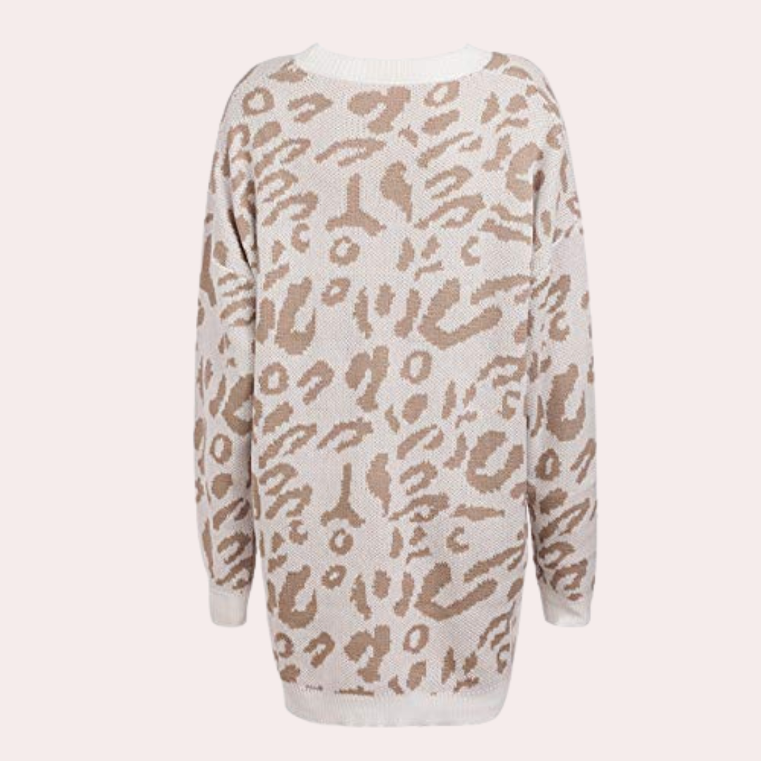 Witte oversized trui met luipaardprint, lange mouwen en ronde hals. Modieuze dameskleding, trendy sweater voor herfst en winter.