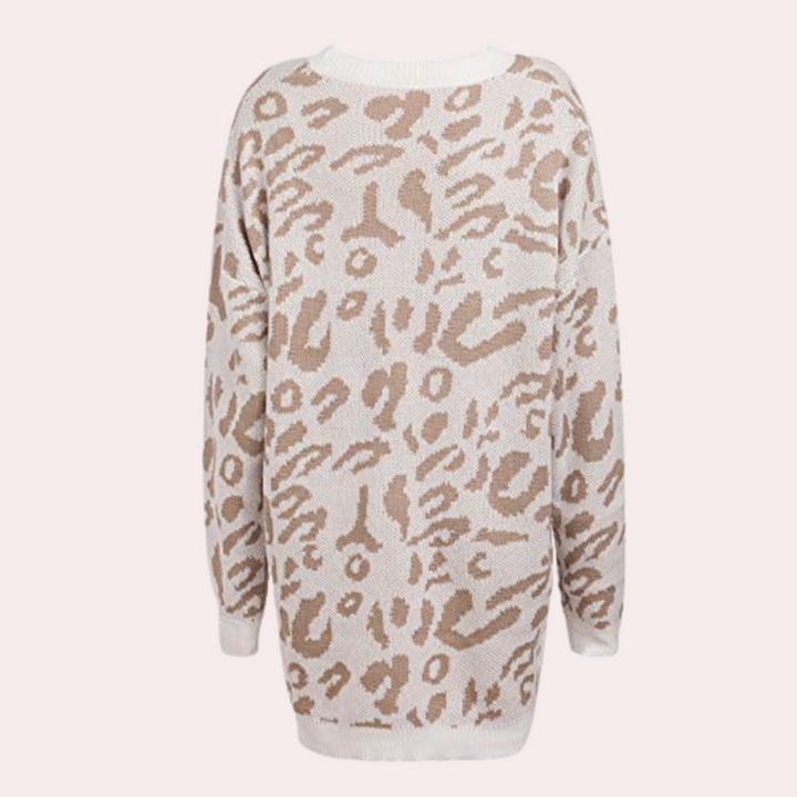 Witte oversized trui met luipaardprint, lange mouwen en ronde hals. Modieuze dameskleding, trendy sweater voor herfst en winter.