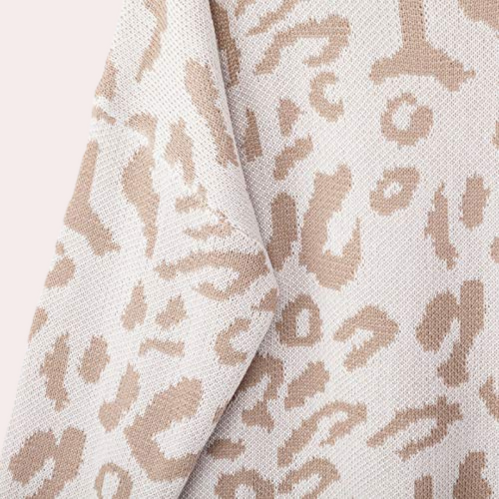 Beige en witte luipaardprint stof, close-up. Zachte textuur, ideaal voor mode en interieur. Trendy dierenprint design, veelzijdig en stijlvol.