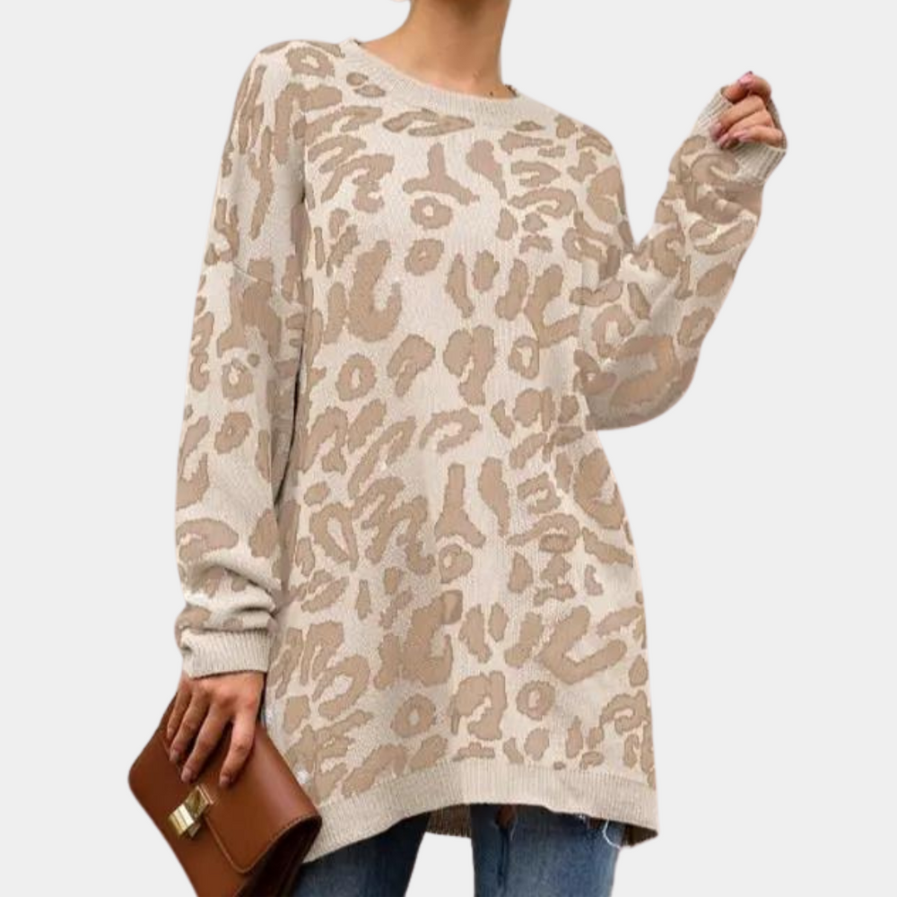 Beige oversized trui met luipaardprint, lange mouwen en ronde hals. Modieuze dameskleding, perfect voor casual en trendy outfits.