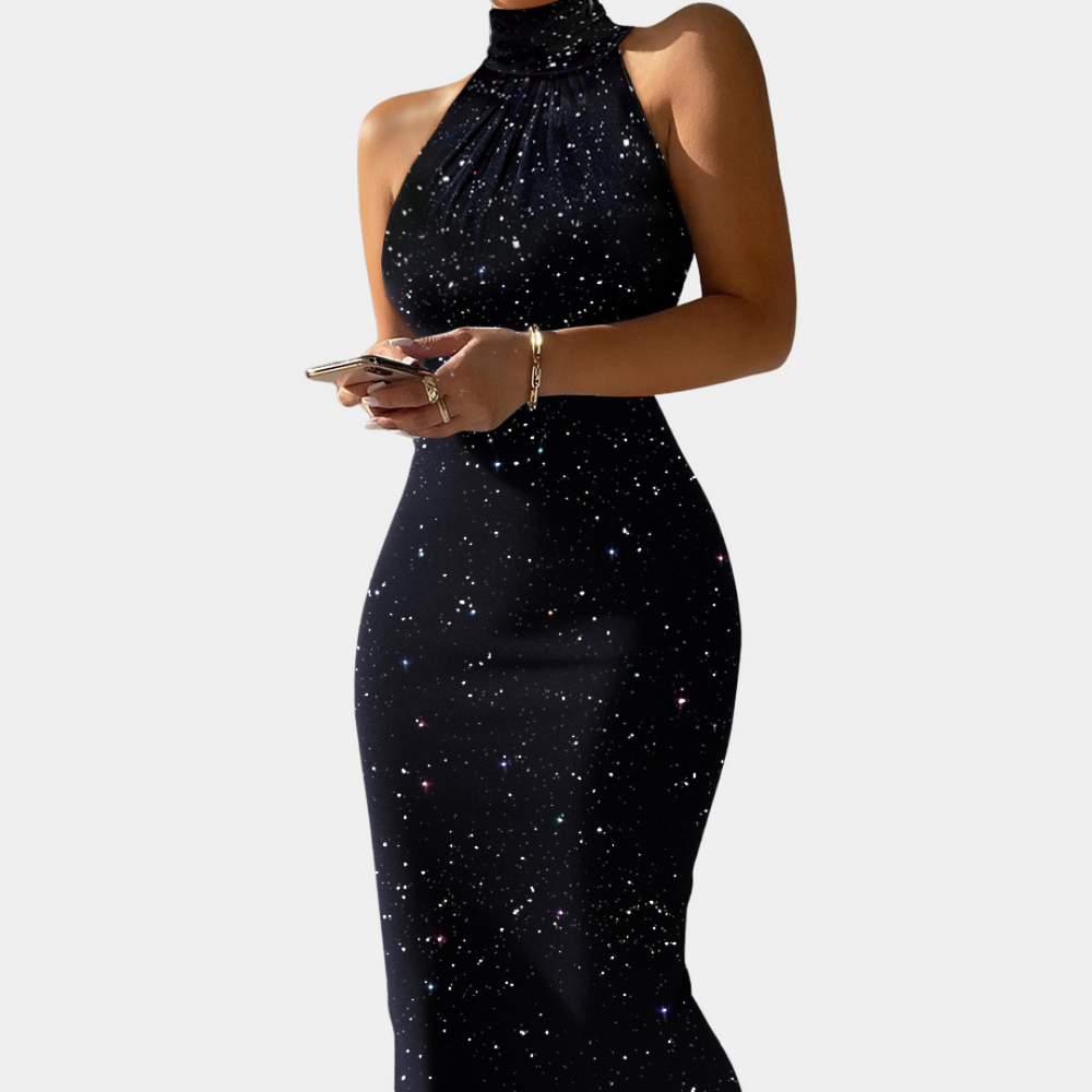 Zwarte galajurk met sterrenprint, mouwloos en halternek, gedragen door vrouw met smartphone. Elegante avondjurk voor speciale gelegenheden.