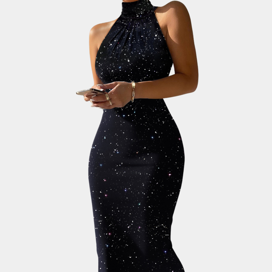 Zwarte galajurk met sterrenprint, mouwloos en halternek, gedragen door vrouw met smartphone. Elegante avondjurk voor speciale gelegenheden.