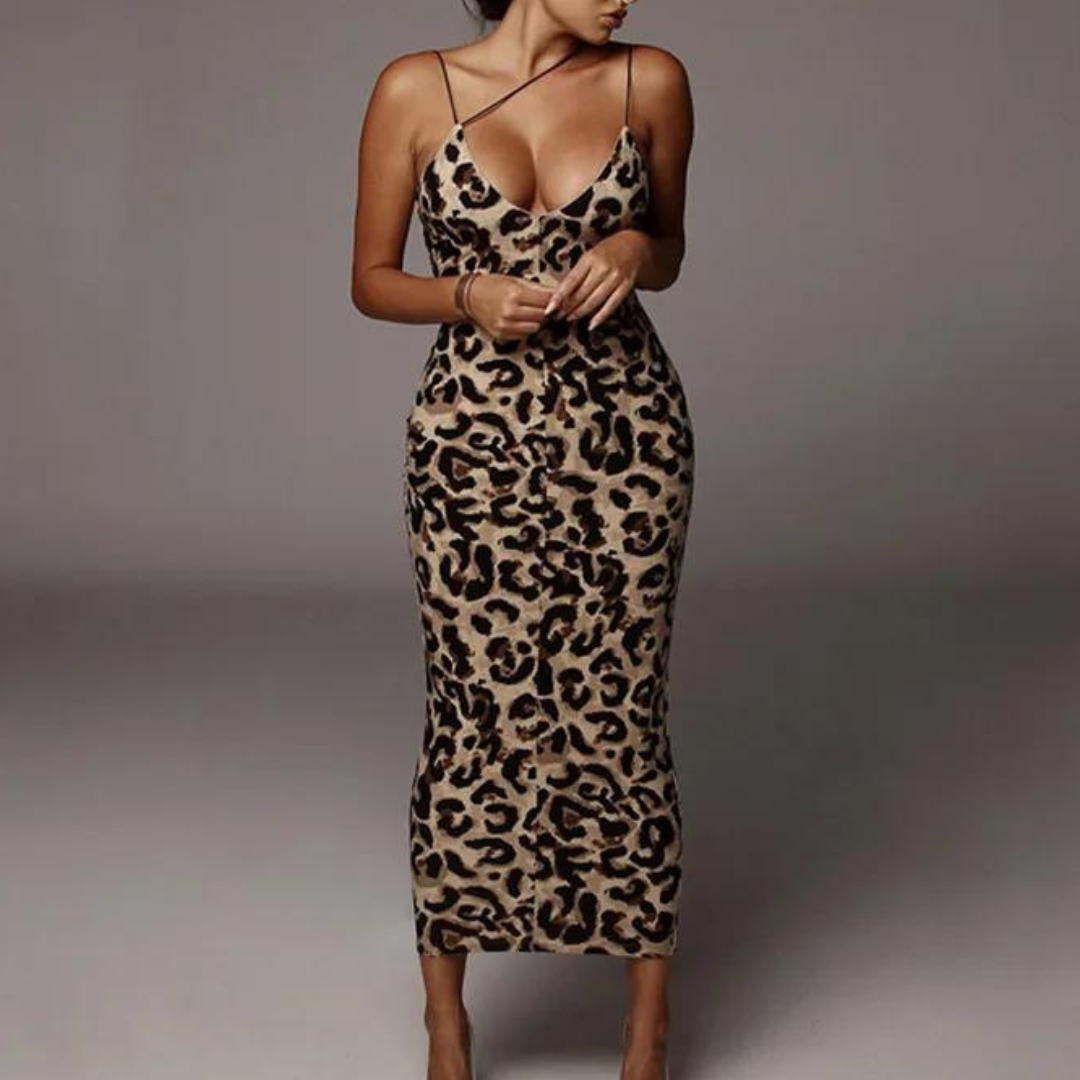 Vrouw in elegante, mouwloze luipaardprint jurk met diepe V-hals, perfect voor avondmode. Trendy dierenprint, stijlvolle dameskleding.