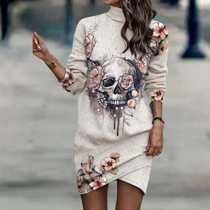 Vrouw in witte sweaterjurk met schedel- en bloemenprint, lange mouwen, casual mode, straatstijl, herfstkleding, trendy damesoutfit.