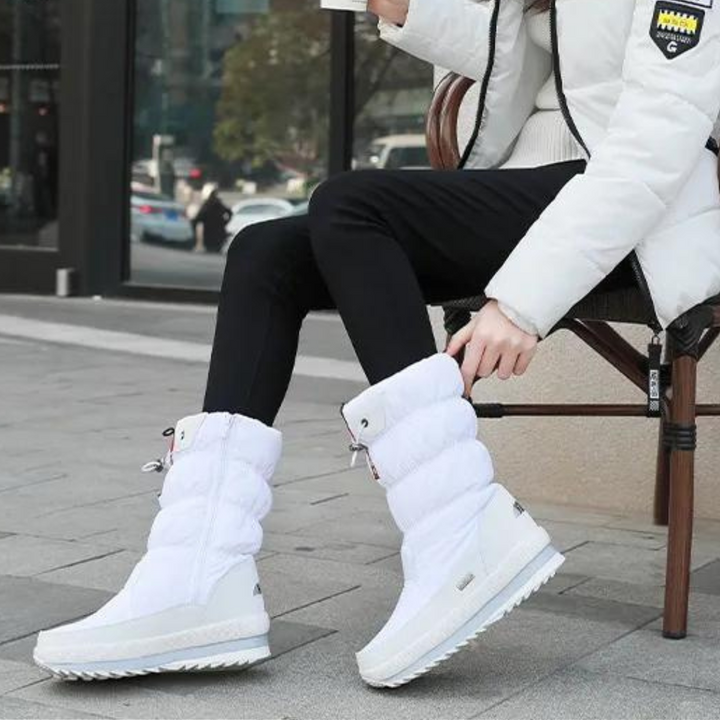 Witte winterlaarzen voor dames, waterdicht en warm, ideaal voor koude weersomstandigheden. Stijlvol ontwerp met stevige zool en comfortabele pasvorm.