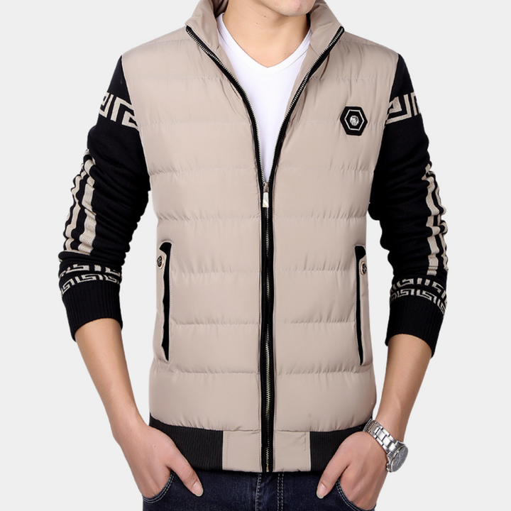 Beige gewatteerde jas met zwarte mouwen en geometrisch patroon, ritssluiting, en borstlogo. Modieuze herenjassen, winterkleding, casual stijl.