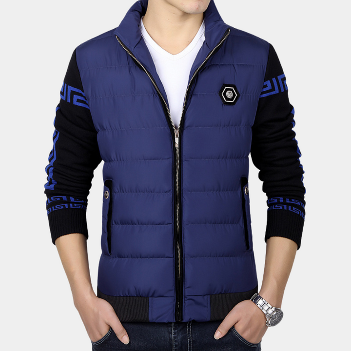 Blauwe gewatteerde jas voor heren met ritssluiting, zwarte mouwen met blauwe accenten, ideaal voor casual en modieuze winteroutfits.