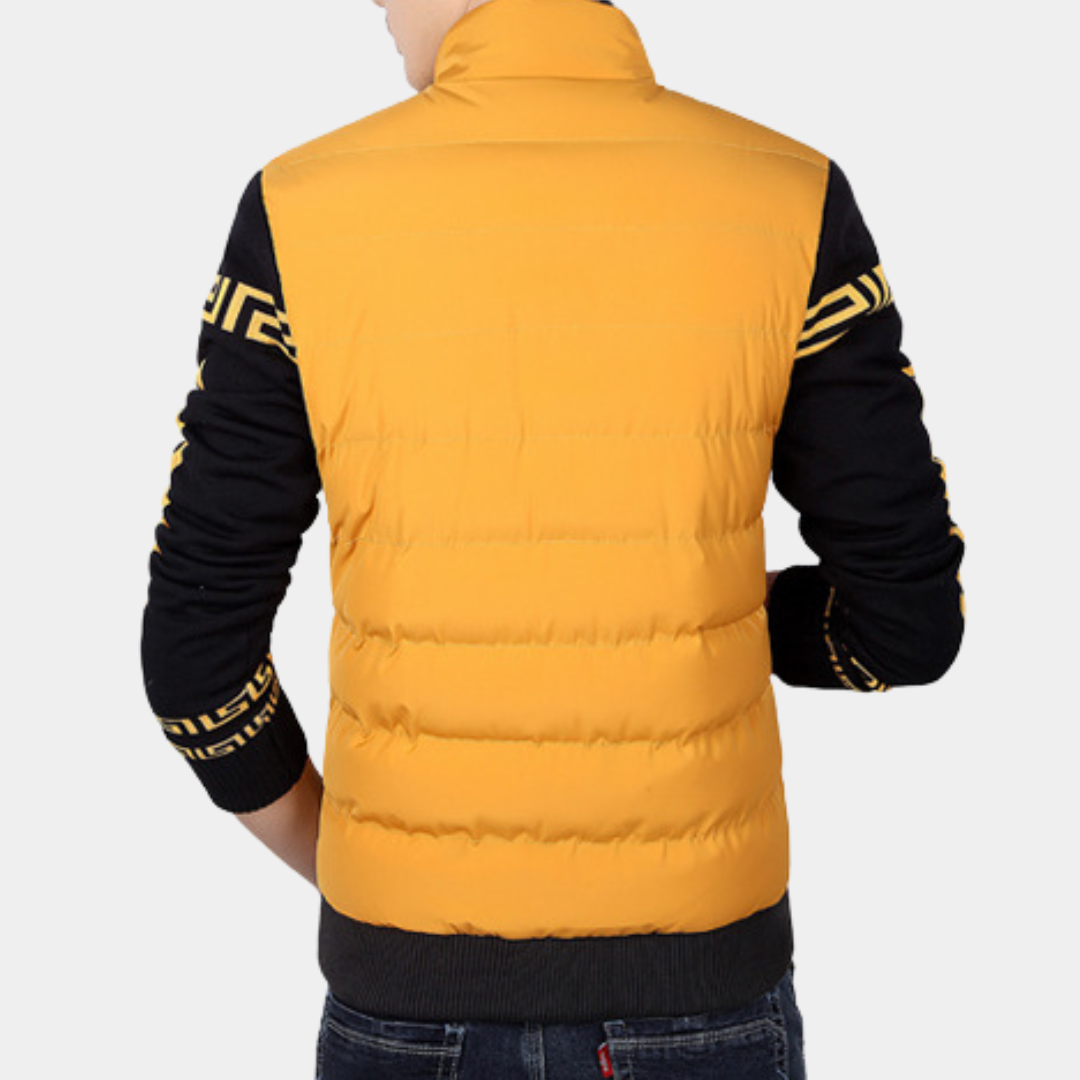 Gele gewatteerde herenjas met zwarte mouwen en patroon, modieuze winterjas, comfortabele pasvorm, casual stijl, ideaal voor koude dagen.