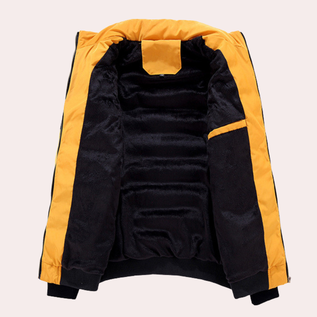 Gele winterjas met zwarte voering, gewatteerd en warm, ideaal voor koude seizoenen. Stijlvolle herenjas, modieus en functioneel.