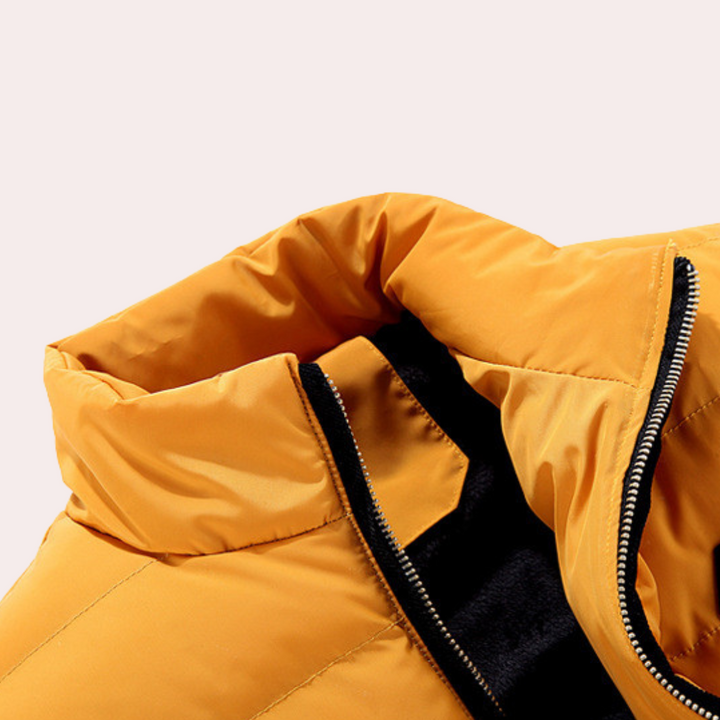 Gele gewatteerde jas met hoge kraag en ritssluiting, modieuze winterjas voor heren, warme en stijlvolle kleding, perfecte keuze voor koude dagen.