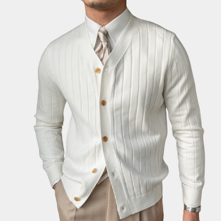 Witte gebreide cardigan met knopen, gedragen over een wit overhemd en stropdas. Stijlvolle herenkleding, ideaal voor formele gelegenheden.