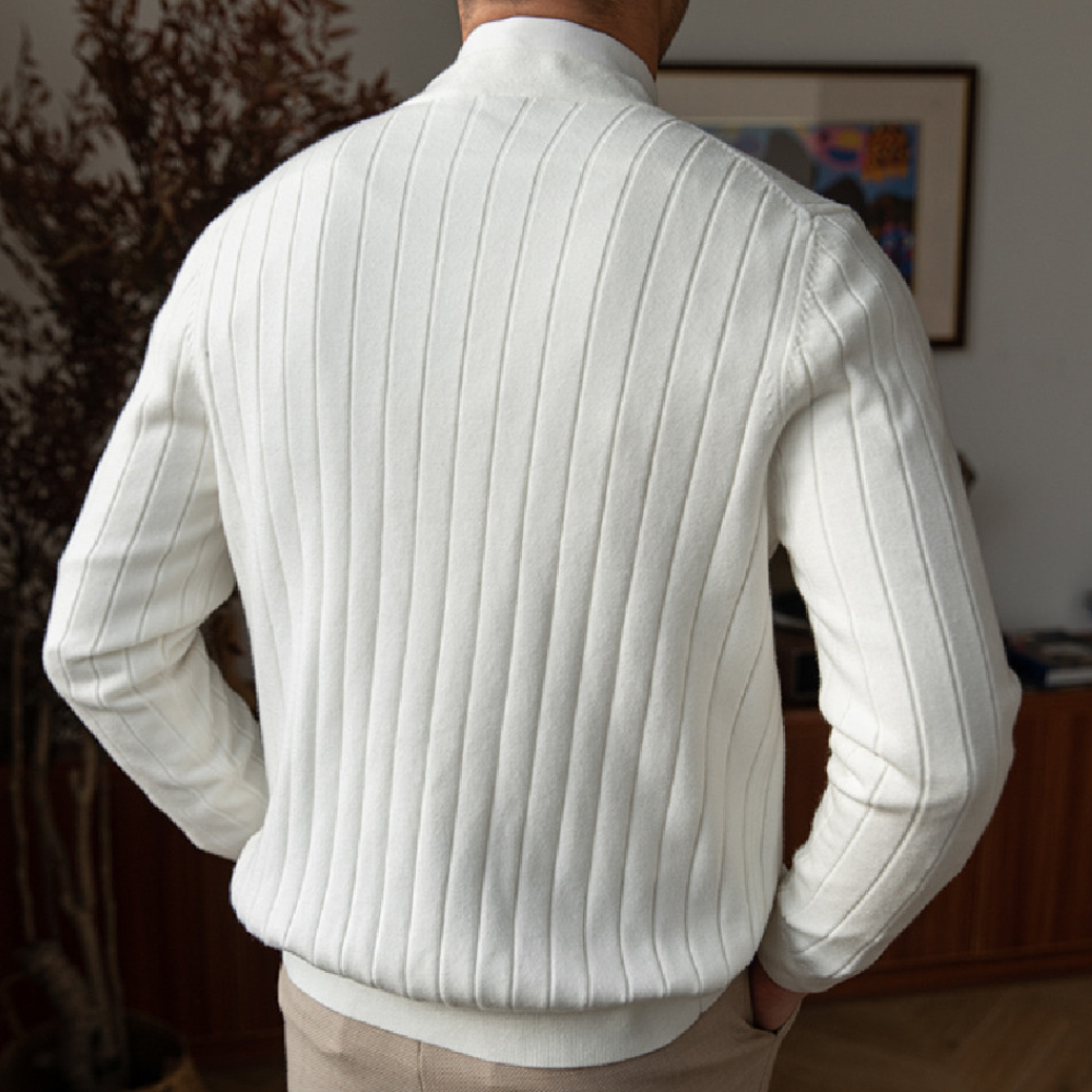 Witte geribbelde trui voor heren, stijlvolle casual mode, comfortabele pasvorm, geschikt voor herfst en winter, modieuze herenkleding.
