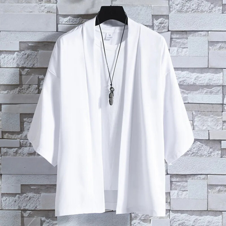 Witte kimono-stijl jas op hanger tegen stenen muur, minimalistisch design, casual mode, heren kleding, trendy zomeroutfit.